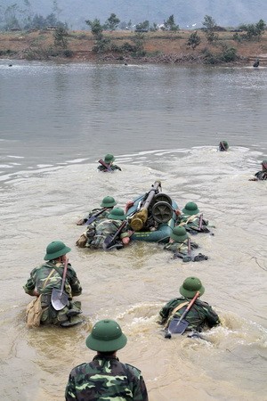 Trung đội bộ binh vượt sông tiến công mục tiêu địch. (Ảnh: Trọng Đức/TTXVN)